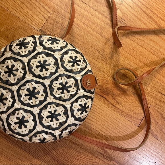 Large yellow straw woven tote with tassel and mini round rattan bag - Picture 8 of 13